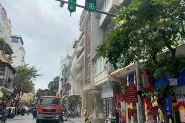 Kip thời dập tắt đám cháy trong ngôi nhà 5 tầng 