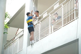 Học sinh trường liên cấp Wellspring Long Biên trải nghiệm chữa cháy, cứu nạn, thoát nạn