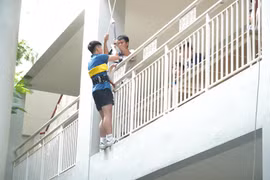 Học sinh trường liên cấp Wellspring Long Biên trải nghiệm chữa cháy, cứu nạn, thoát nạn