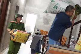 Công an Đông Anh hỗ trợ người dân sơ tán và di dời tài sản, vật nuôi phòng lũ lụt