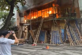 Xử lý nhanh đám cháy trên tầng 2 nhà dân ở phố Hàng Vải