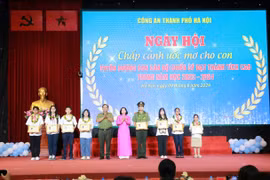 Công an Hà Nội tuyên dương con cán bộ, chiến sỹ đạt thành tích cao trong học tập