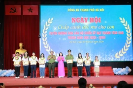 Công an Hà Nội tuyên dương con cán bộ, chiến sỹ đạt thành tích cao trong học tập