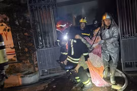 Hai người được cứu thoát trong đám cháy lúc rạng sáng