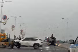 Sáng sớm, xảy ra tai nạn giao thông giữa 2 ô tô trên cầu Vĩnh Tuy
