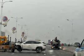 Sáng sớm, xảy ra tai nạn giao thông giữa 2 ô tô trên cầu Vĩnh Tuy