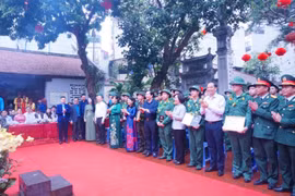 Trao chứng nhận bồi dưỡng kiến thức về Đảng cho các tân binh viết đơn tình nguyện nhập ngũ