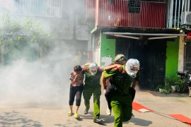 Nhiều lực lượng tham gia dập tắt đám cháy giả định phức tạp tại khu tập thể cũ