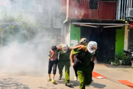 Nhiều lực lượng tham gia dập tắt đám cháy giả định phức tạp tại khu tập thể cũ