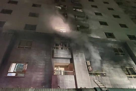 Kịp thời hướng dẫn thoát nạn 4 người trong vụ cháy tầng 2 chung cư ở Thanh Trì