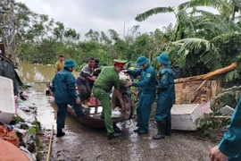 Công an Tây Hồ kịp thời ứng cứu 2 người dân gặp nguy cấp giữa biển nước bãi giữa sông Hồng