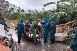 Công an Tây Hồ kịp thời ứng cứu 2 người dân gặp nguy cấp giữa biển nước bãi giữa sông Hồng