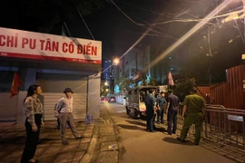 Quận Ba Đình di chuyển hộ dân tại nhà G6A tập thể Thành Công để tránh bão số 3