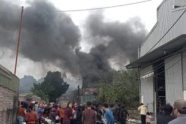 Khống chế đám cháy tại xưởng làm đồ điện tại huyện Đông Anh