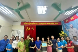 Trao gần 100 triệu đồng hỗ trợ gia đình bị thiệt hại do hỏa hoạn