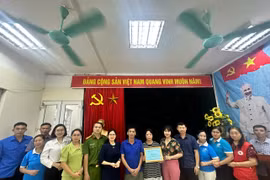 Trao gần 100 triệu đồng hỗ trợ gia đình bị thiệt hại do hỏa hoạn