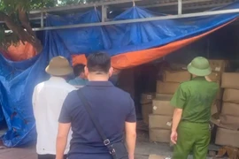 Triệt phá đường dây buôn bán mỹ phẩm giả, thu giữ gần 30 tấn hàng