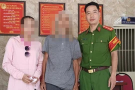 Cụ ông đi lạc trên cầu Nhật Tân được Công an giúp tìm người thân