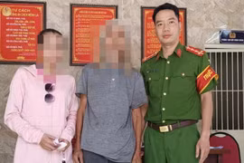 Cụ ông đi lạc trên cầu Nhật Tân được Công an giúp tìm người thân