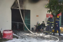 Những hình ảnh lính cứu hỏa nỗ lực cứu tài sản, chữa cháy tại huyện Gia Lâm