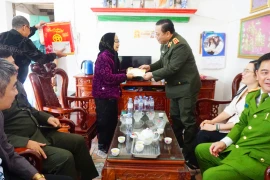 Giám đốc Công an Hà Nội thăm hỏi, chúc Tết các gia đình chính sách, người có công tại huyện Mỹ Đức