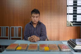 Cảnh sát mật phục bắt 'nóng' đối tượng vận chuyển ma túy xuyên quốc gia