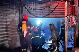 Dập tắt đám cháy cửa hàng sửa chữa xe điện