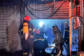 Dập tắt đám cháy cửa hàng sửa chữa xe điện