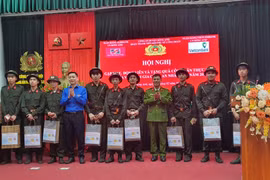 Gặp mặt, trao quà cho công dân thực hiện nghĩa vụ tham gia Công an nhân dân năm 2024