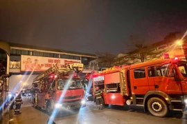  Kịp thời cứu nạn người đàn ông trèo lên nóc cầu vượt 