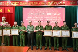 Khen thưởng cán bộ, chiến sỹ điều tra, khám phá nhanh vụ trọng án ở Bắc Giang