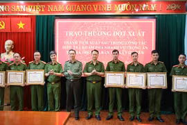 Khen thưởng cán bộ, chiến sỹ điều tra, khám phá nhanh vụ trọng án ở Bắc Giang