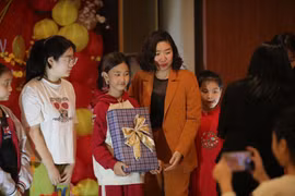 Hoạt động ý nghĩa dành tặng trẻ em hoàn cảnh khó khăn trên địa bàn quận Tây Hồ