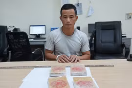 Bắt quả tang đối tượng vận chuyển 4 bánh heroin