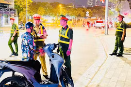 Quyết liệt xử lý vi phạm trật tự ven hồ Tây 