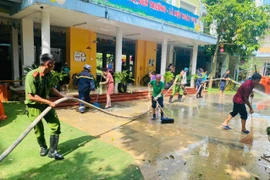 Hình ảnh chiến sỹ Công an khắc phục hậu quả sau khi nước sông Hồng rút 