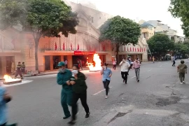 Xử lý nhanh tình huống cháy giả định tại chợ Đồng Xuân