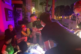 Kịp thời cứu người nước ngoài ngã xuống hố công trình sâu 2m