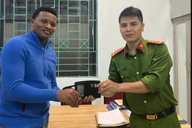 Nhiều du khách được Công an hỗ trợ nhận lại tài sản và giấy tờ tùy thân