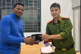 Nhiều du khách được Công an hỗ trợ nhận lại tài sản và giấy tờ tùy thân