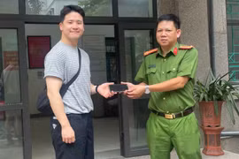 Công an phường Quảng An trao trả tài sản cho người nước ngoài