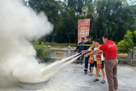 Hàng trăm người thực hành thao tác kỹ năng thoát nạn, chữa cháy