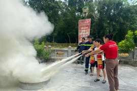 Hàng trăm người thực hành thao tác kỹ năng thoát nạn, chữa cháy