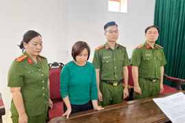 Khởi tố nữ Giám đốc làm giấy tờ giả
