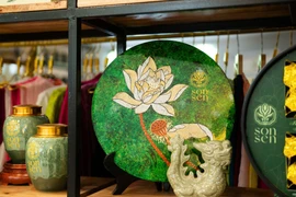 Trao 2 danh hiệu làng nghề ở phường Quảng An