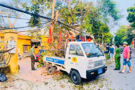 Công an các huyện ngoại thành huy động lực lượng "hồi sinh" môi trường sau bão lũ
