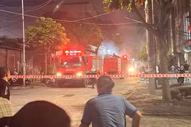 Cảnh sát và người dân cứu hộ được nhiều tài sản có giá trị trong đám cháy