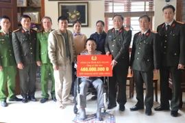 Trao gần 500 triệu đồng hỗ trợ cán bộ bị thương khi thực hiện nhiệm vụ