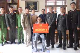 Trao gần 500 triệu đồng hỗ trợ cán bộ bị thương khi thực hiện nhiệm vụ
