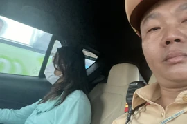 Kịp thời cứu một người phụ nữ định nhảy cầu Chương Dương